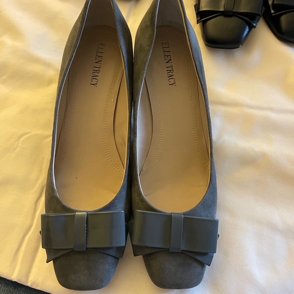 Elegant suede Ellen Tracy 2” heel closed shoes with an elegant bow.